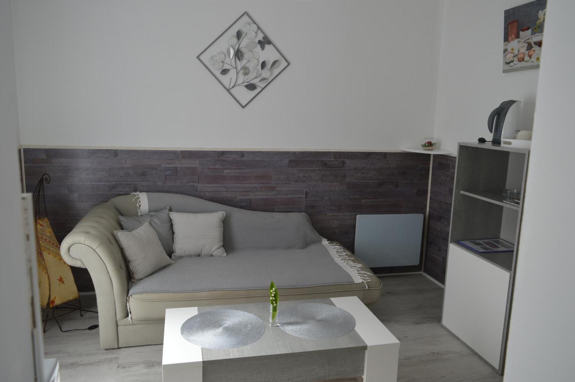 Au Coeur Du Bien Etre, Chambre D'Hotes Avec Piscine Chauffee Et Couverte, Spa, Sauna, Massages Monteaux Εξωτερικό φωτογραφία